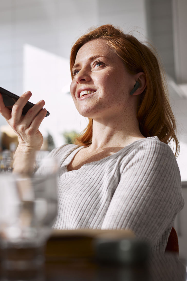 kvinna som håller i mobiltelefon