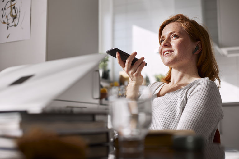 kvinna som håller i mobiltelefon